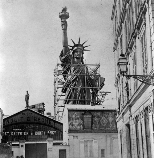 statue of liberty paris