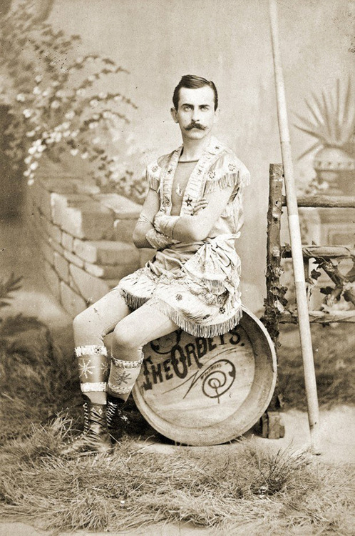 STACHE CIRCUS 1900
