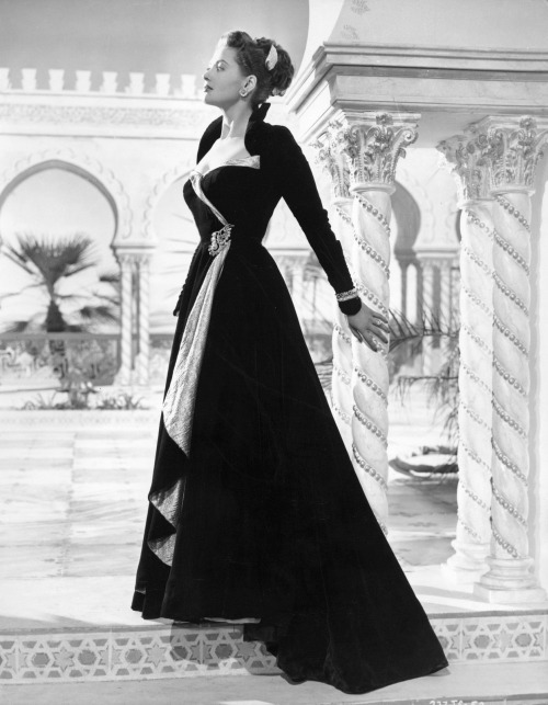 yvonne decarlo hotel sahara