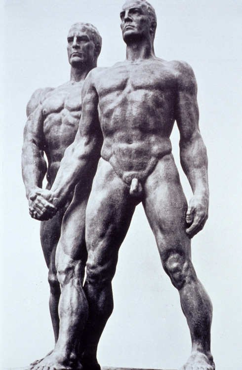 statue comrades 1931