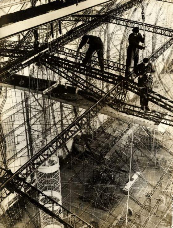 Arbeiders van de Zeppelin-fabriek op grote hoogte bezig met de bouw van het Duitse luchtschip LZ 129 Hindenburg, 1934.