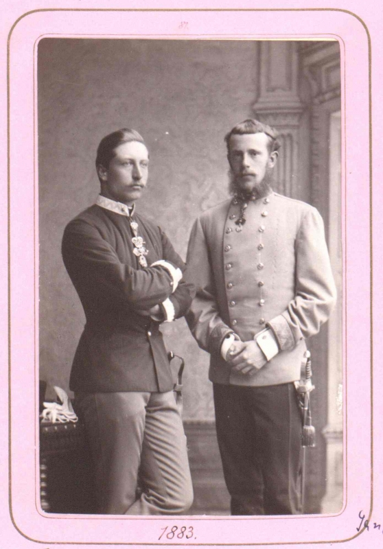 Rudolf in Uniform des Königlich Preußischen Kaiser FranzGarde-Grenadier-Regiments Nr. 2, gemeinsam mit Prinz Wilhelm von Preußen. Atelieraufnahme. Carte de cabinett-Format.