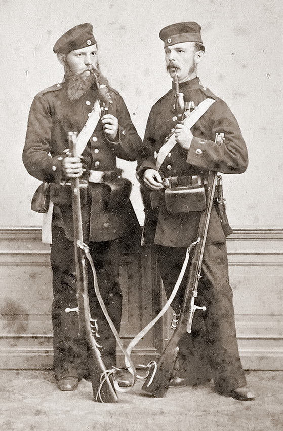 soldiers with pipes