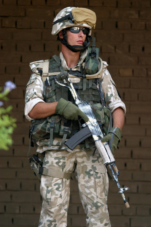A Polish Army Soldier armed with a TANTAL assault rifle stands guard outside the amphitheater during the opening of the Relief in Place (RIP) Ceremony as US Marine Corps (USMC) Marines assigned to the 1st Marine Expeditionary Force (I MEF) relinquish authority to the Polish lead coalition forces, during a ceremony at Camp Babylon, Iraq, during Operation IRAQI FREEDOM.