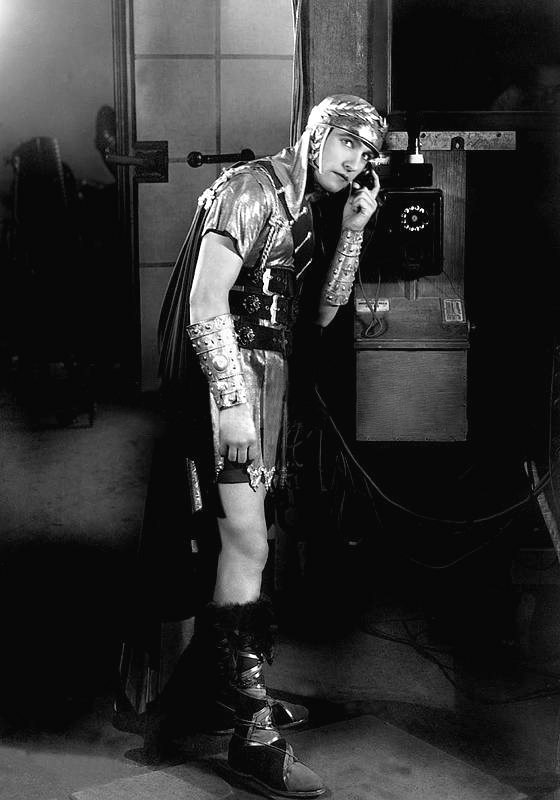 Fredric March during the filming of 'The sign of the cross', directed by: Cecil B. DeMille, USA 1932. Foto: SZ-Photo / IBL Bildbyra