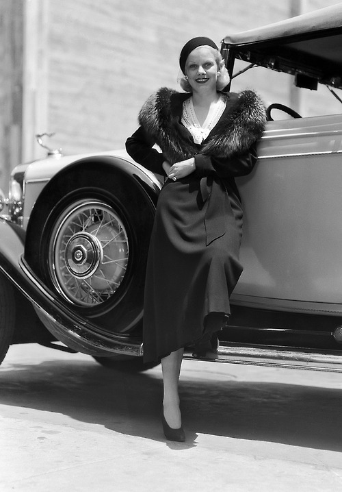 American actress Jean Harlow (1911 - 1937) leans on a car, 15th June 1932.