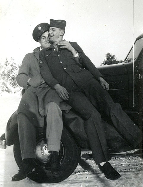 soldiers together 009508