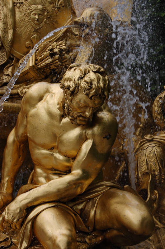 golden statue 259