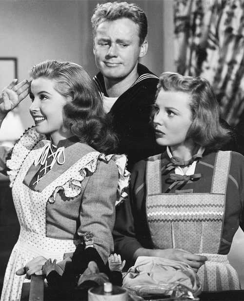 Gloria Dehaven, June Allyson, and Van Johnson in Two Girls and a Sailor, 1944