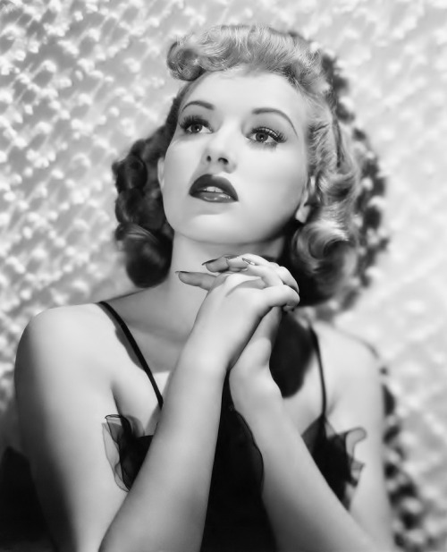 betty-grable-by-laszlo-willinger-1940