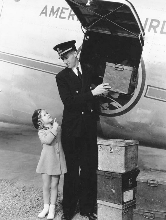 shirley-temple-receiving-her-fan-mail-from-american-airlines-1930s