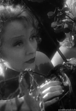 marlene-dietrich-swimming-402