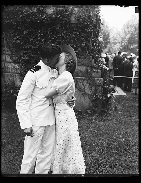 naval-cadet-kissing