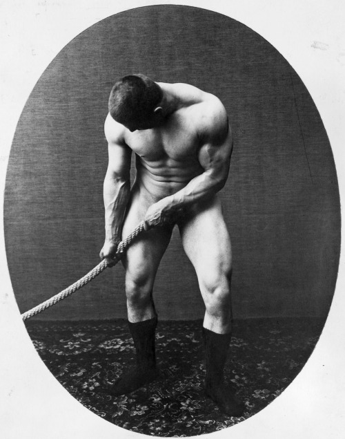 russian-wrestler-george-hackenschmidt-pulls-on-a-rope-1897