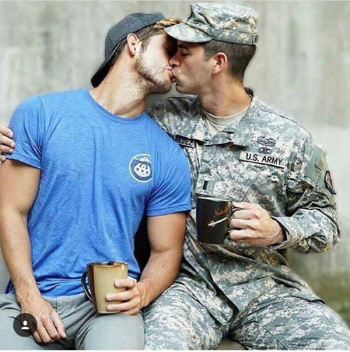 soldier-kissing-4