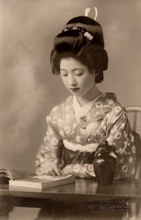 japanese-geiko-toba-reading-a-book-1938