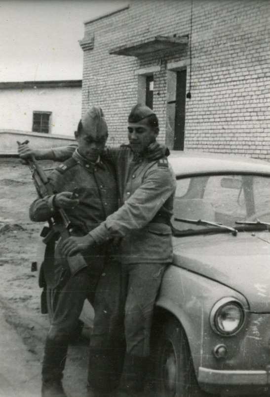 soldiers-together-890