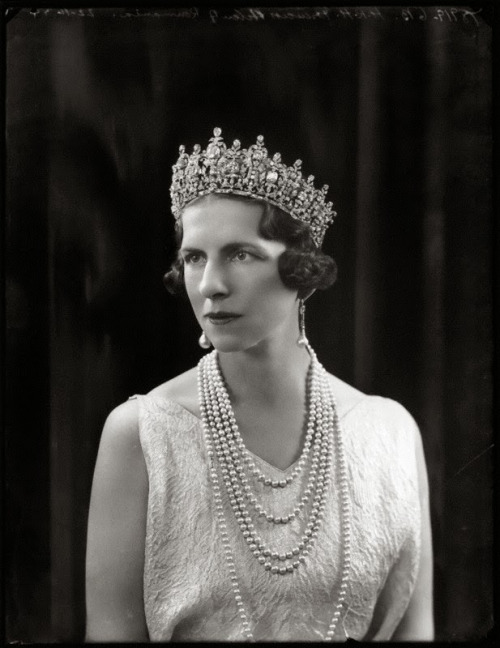 helen-of-greece-and-denmark-queen-mother-of-romania-photographed-by-bassano-1934