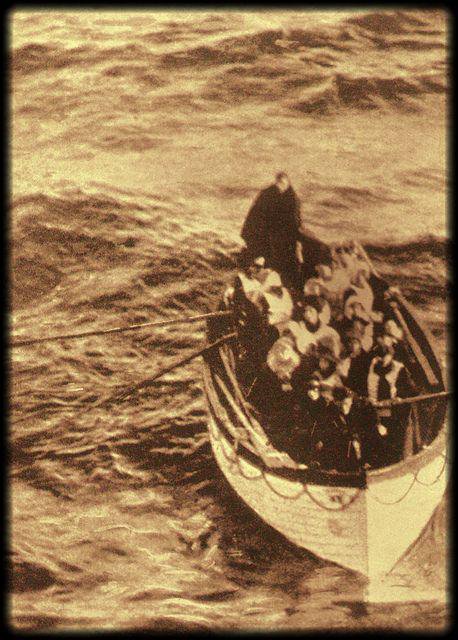 titanic-survivors-row-to-the-carpathia-1912