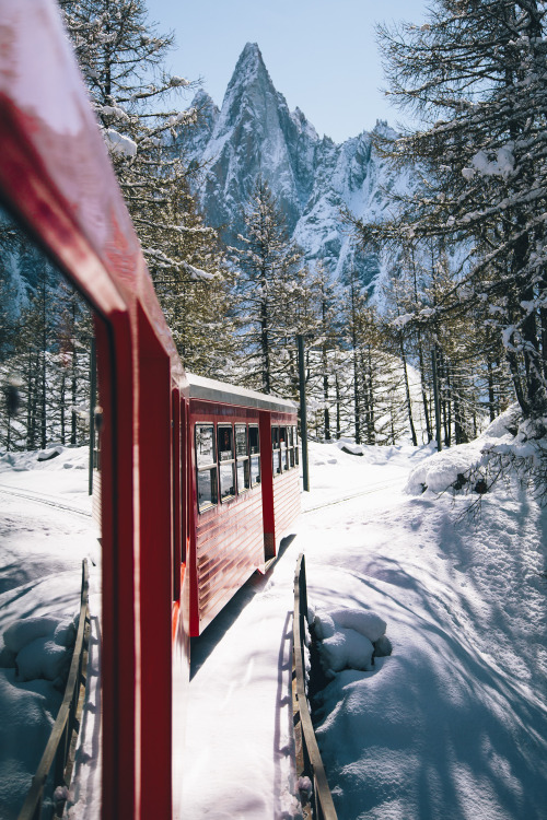 train-in-the-snowy-mountains