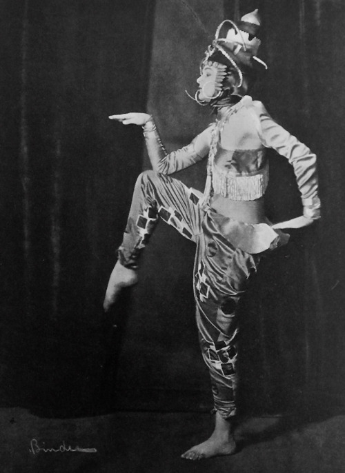 anita-beber-in-bingha-costume-disigned-by-walter-schnackenberg-published-by-die-praktische-berlinerin-1919