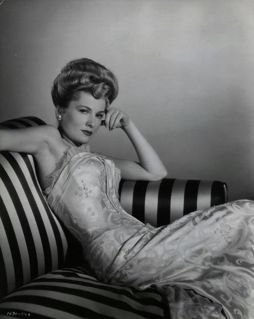 joan-fontaine-universal-1947