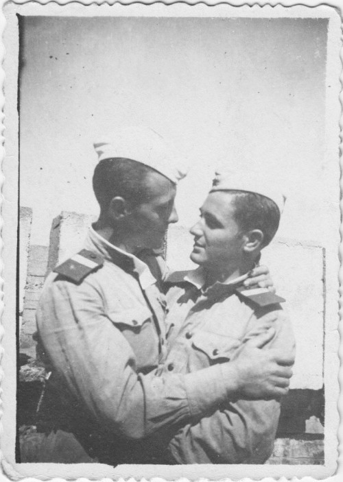 soldiers-together-4119