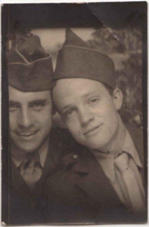 soldiers-together-5903