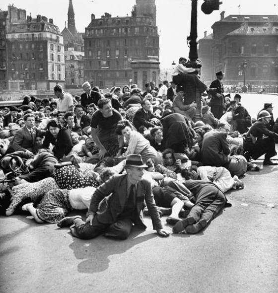 wwii-crowd-of-frightened-parisians-duck-down-to-evade-german-sniper-fire-following-the-nazi-surrender-of-paris-1945