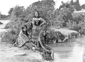 Maori Women, New Zealand (1930s?) | MATTHEW'S ISLAND