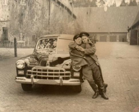 SOLDIERS TOGETHER 528889