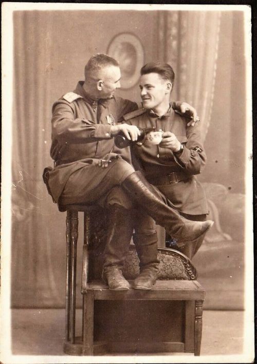 SOLDIERS TOGETHER 528890