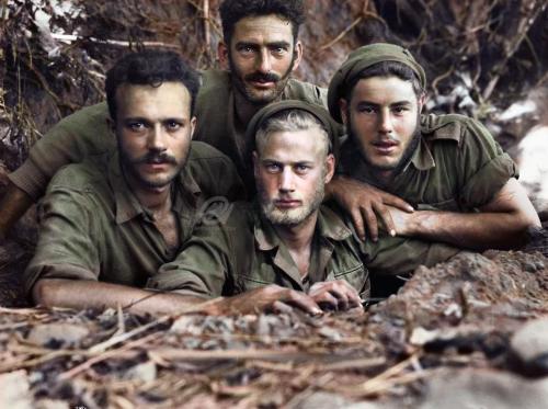 WWII AUSTRALIAN SOLDIERS IN NEW GUINEA