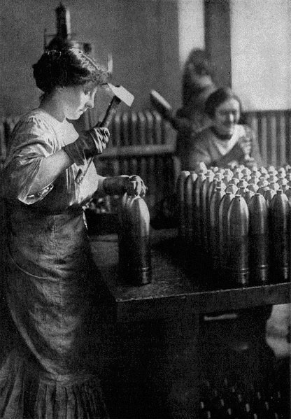 WWI WOMEN MUNITIONS UK