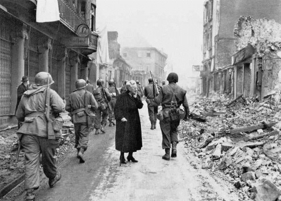 WWII END GERMAN WOMAN AFTER US TROOPS