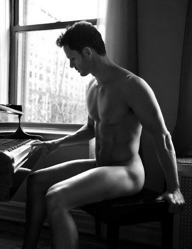 MODEL WITH A&nbsp;PIANO