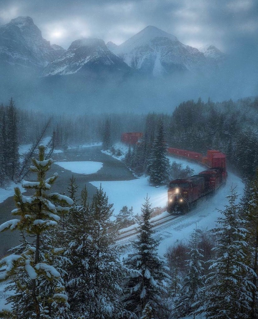 Train in the Canadian&nbsp;Rockies