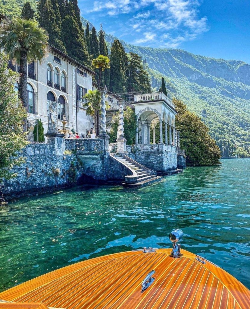 On a boat approaching a villa on Lago Como,&nbsp;Italia