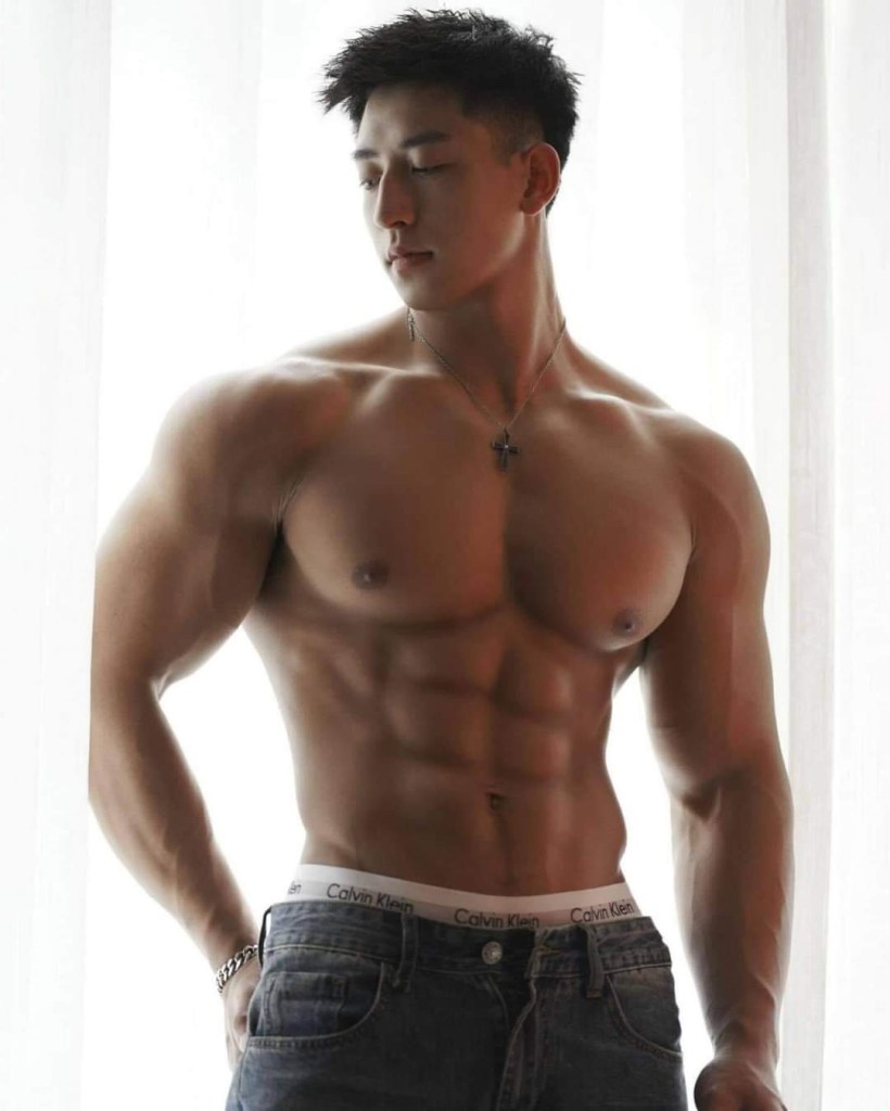 MUSCULAR EAST ASIAN&nbsp;MODEL