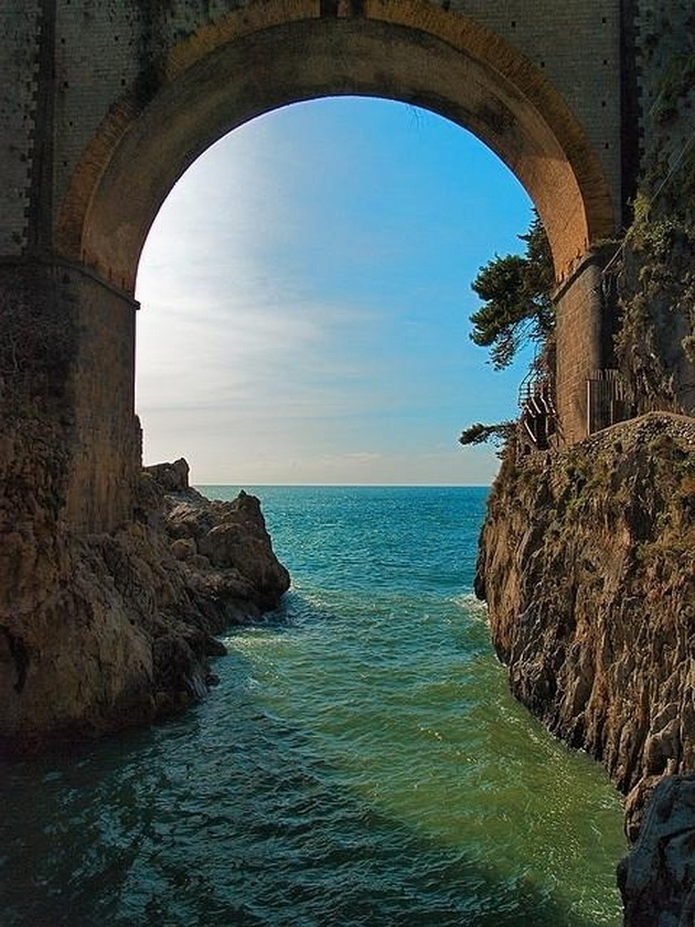 Portal to the sea,&nbsp;Italy